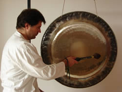 Satya Alexander Renner beim Spielen des Gongs