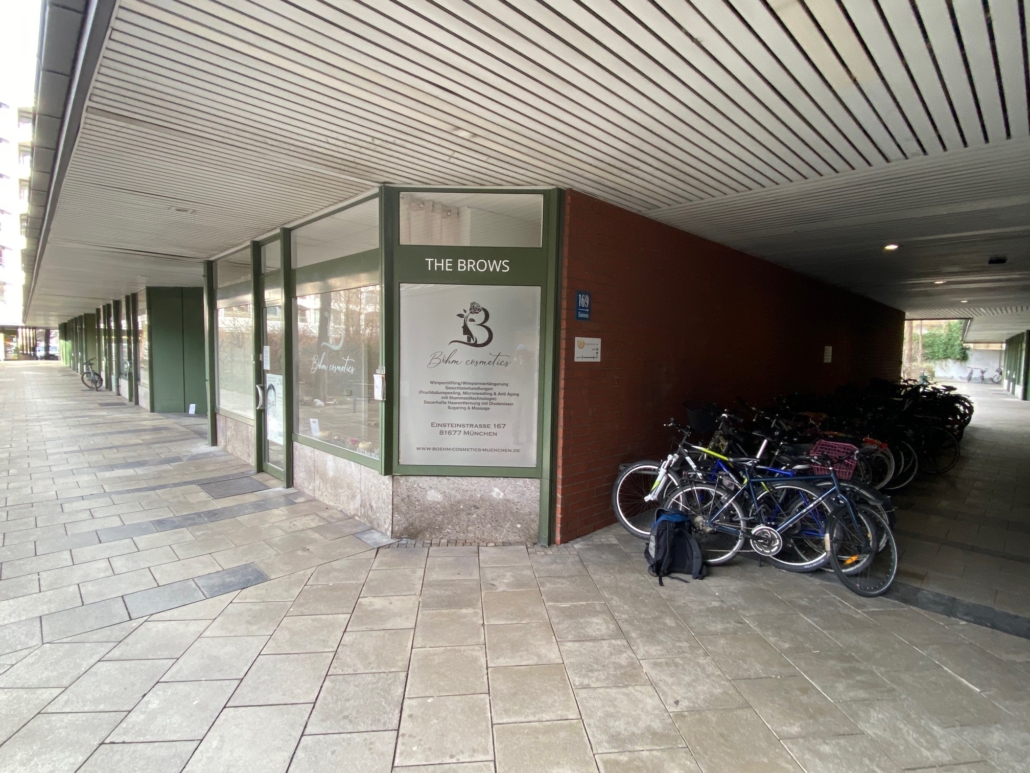 Innenhof mit Hinweisschild zum Kundalini Yoga Zentrum