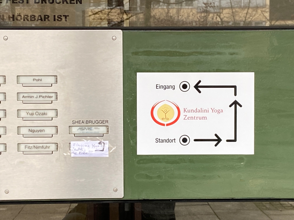 Noch ein Hinweisschild zum Kundalini Yoga Zentrum
