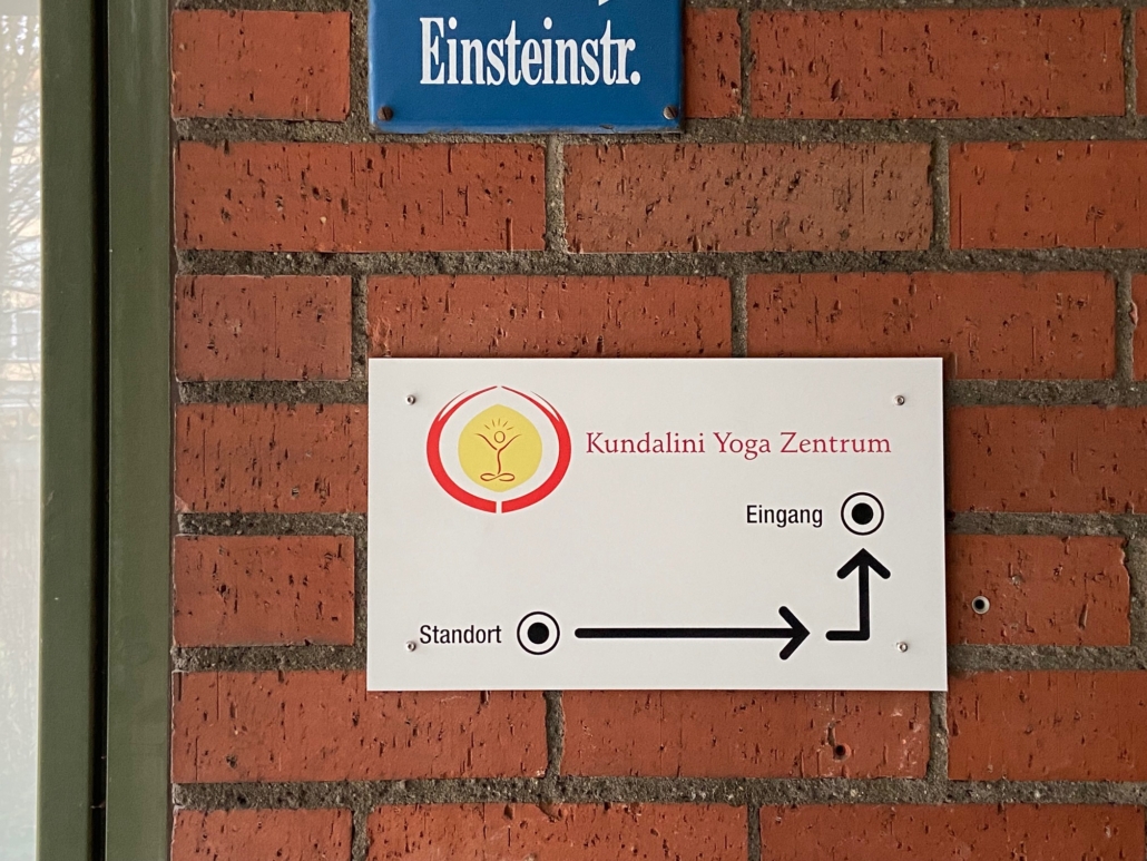Hinweisschild zum Kundalini Yoga Zentrum