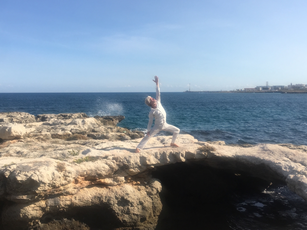 Kai Roman übt Yoga am Meer